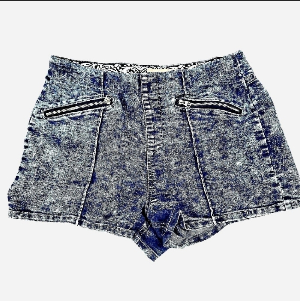 Blue Spice acid‑wash zip‑front denim shorts in size Large